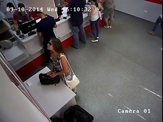 Regardez comment cette fille va Voler ce Cutter