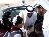 تواضع أمير دولة قطر عندما راء اطفال مدرسة في طريقة