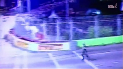 2013 Singapore GP: Mark Webber hails a lift from Fernando Alonso