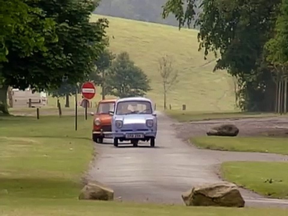 Mr Bean - Reliant Robin Crash, first ever