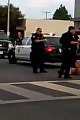 Policías de Estados Unidos agreden a golpean en Los Angeles en público - DENUNCIA