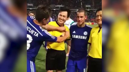 Quand Azpilicueta met un carton jaune à des arbitres !