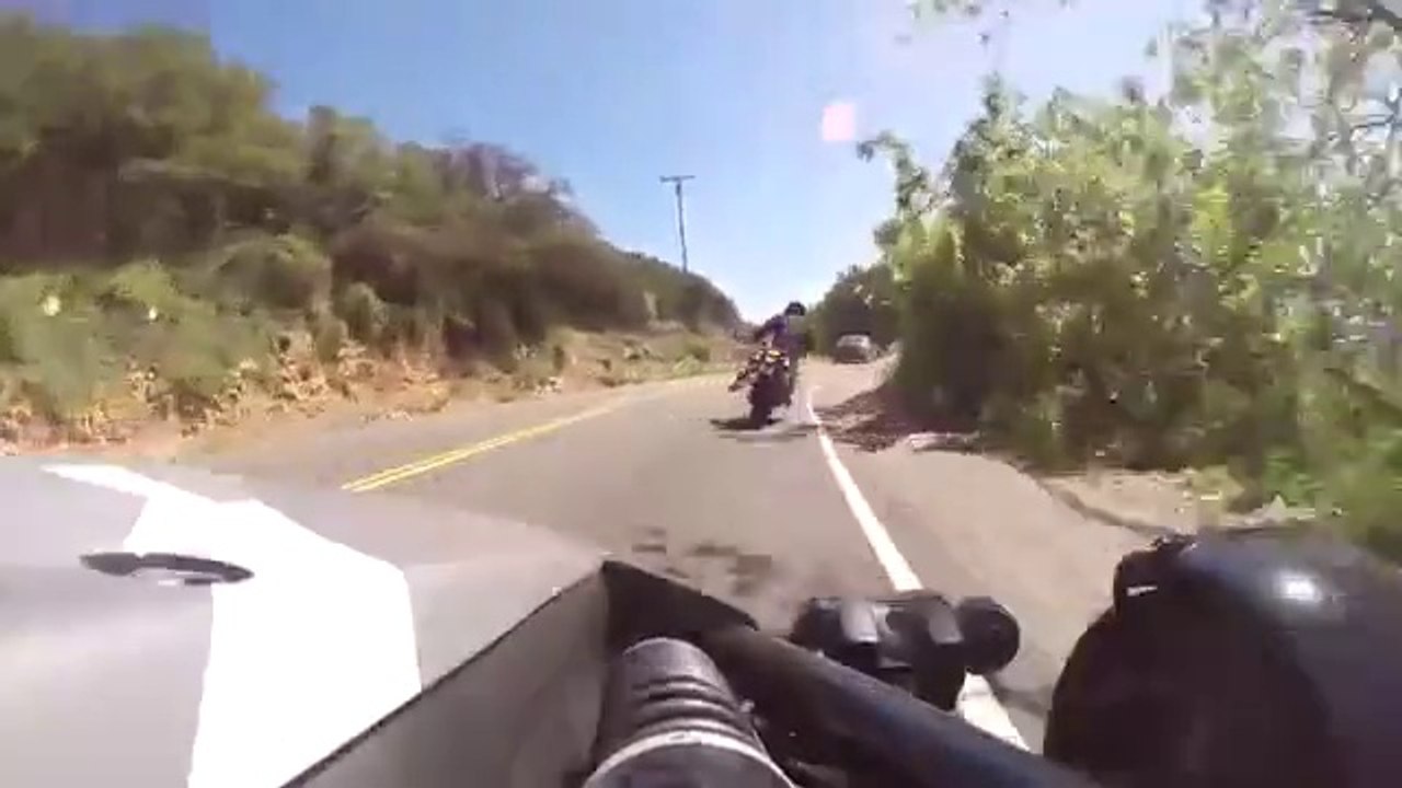 Incroyables réactivités de motards qui évitent une voiture arrêtée au milieu de la route!