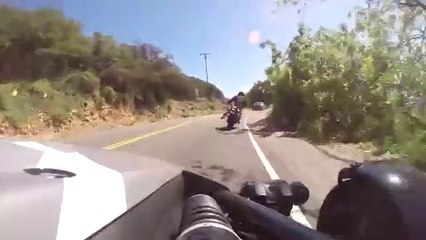 Incroyables réactivités de motards qui évitent une voiture arrêtée au milieu de la route!