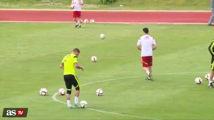 Sergio Ramos montre son talent de jongleur