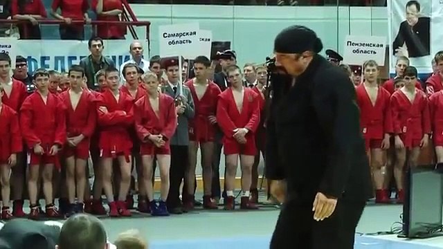 Steven Seagal donne une douloureuse leçon d'arts martiaux à deux russes