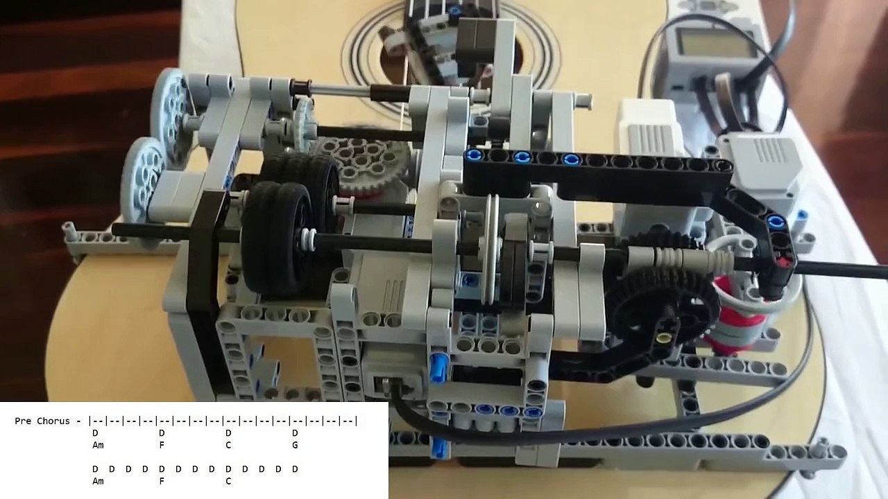 Un robot LEGO Mindstorms joue de la guitare