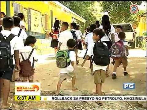 These kids wear tsinelas to school