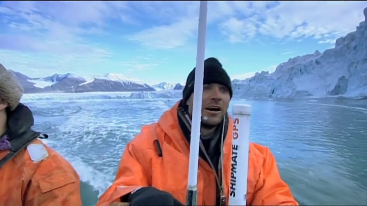 Un glacier s'effondre très près de ces 2 scientifiques : c'est pas passé loin!