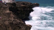 Un homme sur une falaise se fait happer par une vague géante : terrifiant