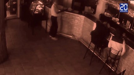 Il touche les fesses de la serveuse elle lassomme dun coup de menu