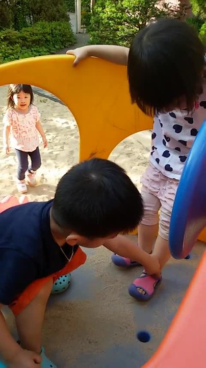 Toddler proves chivalry isn't dead