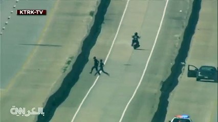 شاهد.. ملاحقة جنونية وازدحام يدفع مشتبهين للفرار على الأقدام - CNNArabic.com