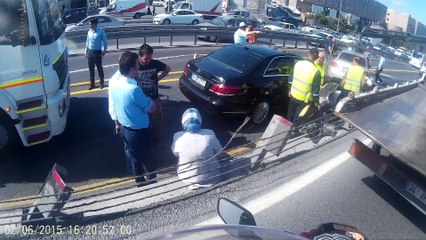 SEFAKÖYDE KAZA .METROBÜS YOLUNA UÇAN ARAÇLAR