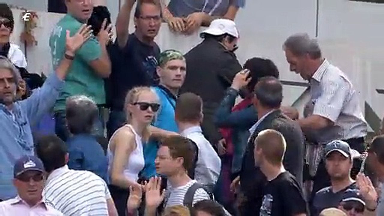 VIDEO Roland Garros : Une plaque de métal tombe sur les spectateurs