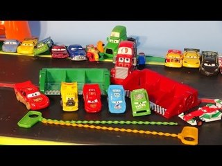 Télécharger la video: Pixar Cars Lightning McQueen RIPLASH Racers with Lightning McQueen, Chick Hicks,  Funny Car Mater an