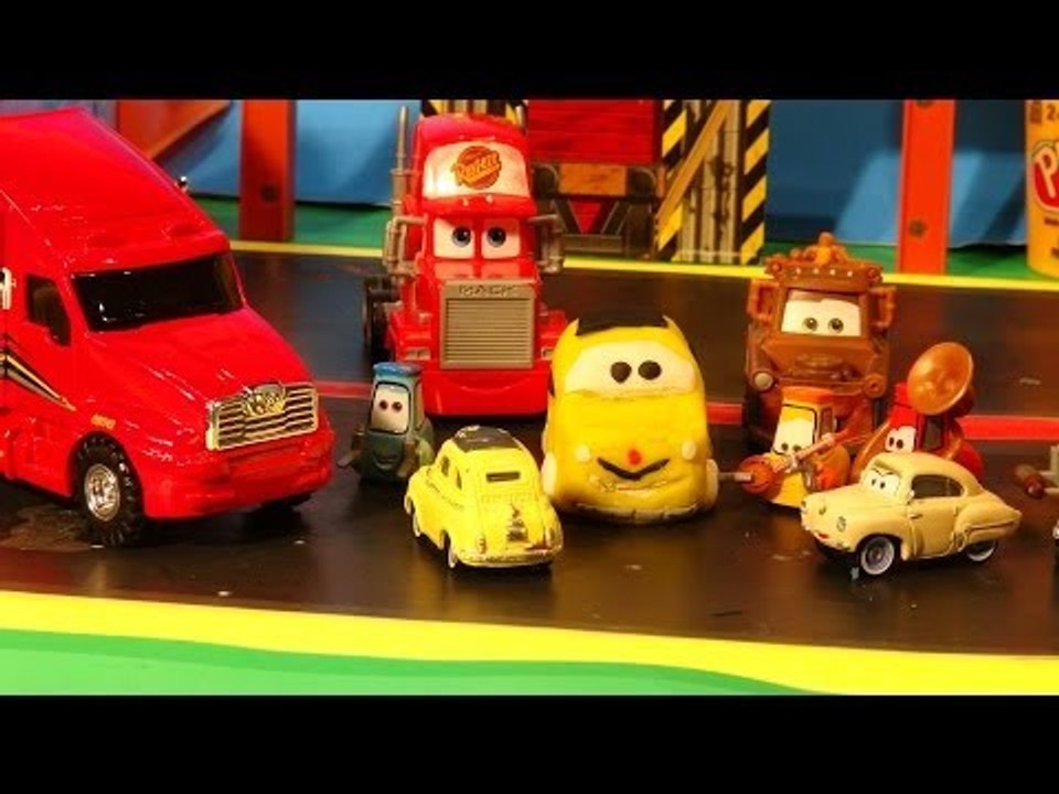 Play Doh Pixar Cars Lightning McQueen, we make Luigi out of Play Doh in Radiator Springs