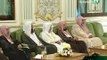 خادم الحرمين الشريفين الملك سلمان بن عبدالعزيز ال سعود يستقبل سماحة المفتي وعددًا من المشايخ