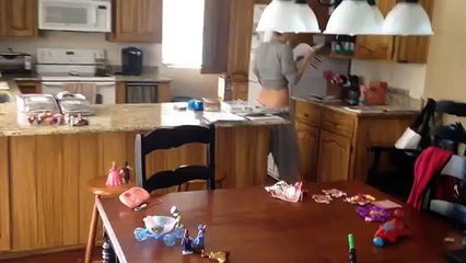 Il surprend sa femme entrain de danser dans la cuisine