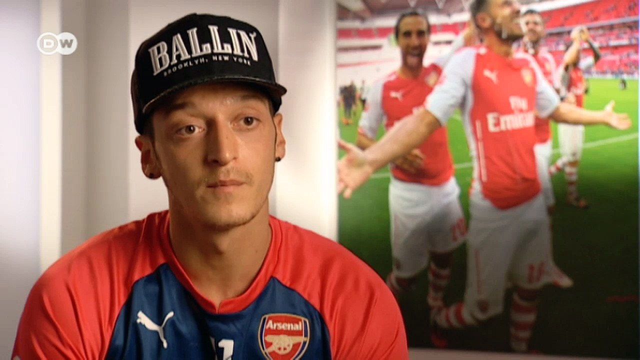 Mesut Özil gewinnt Publikumspreis beim Deutschen Fußballbotschafter 2015 | Kick off!