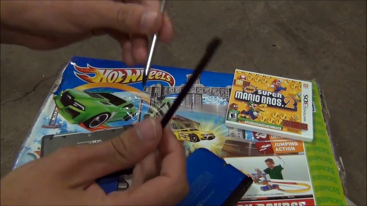 Nintendo 3DS XL and New Super Mario Bros. 2 Unboxing/Review