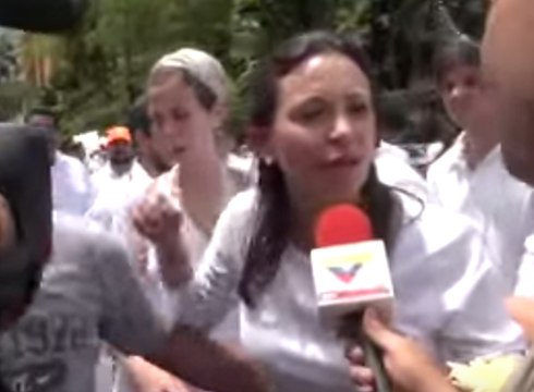 María Corina Machado abraza a un periodista de VTV