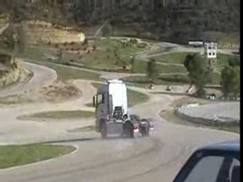 drifting with a TRUCK derrapes CAMION