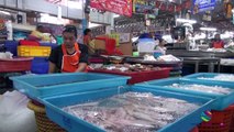 Bangkok market: Maeklong Train Market, Thailand