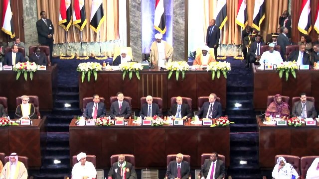 البشير يعد بفتح صفحة جديدة عقب ادائه القسم الرئاسي