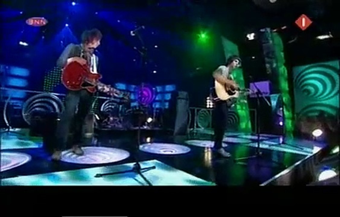 The Kooks - She Moves In Her Own Way (Live @ TOTP)