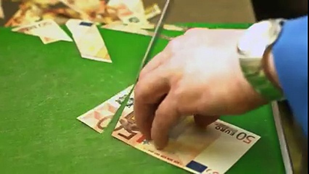 la crise et le gaspillage** Trash MONEY**