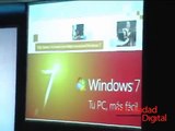 Jorge Aguinaga, Gerente de Soluciones Tecnológicas de Microsoft Perú muestra Windows7