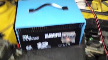 Anleitung: Wie lade ich eine Autobatterie richtig auf ? Autobatterie laden