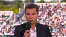 Un Panneau Assomme une Spectatrice pendant Roland Garros