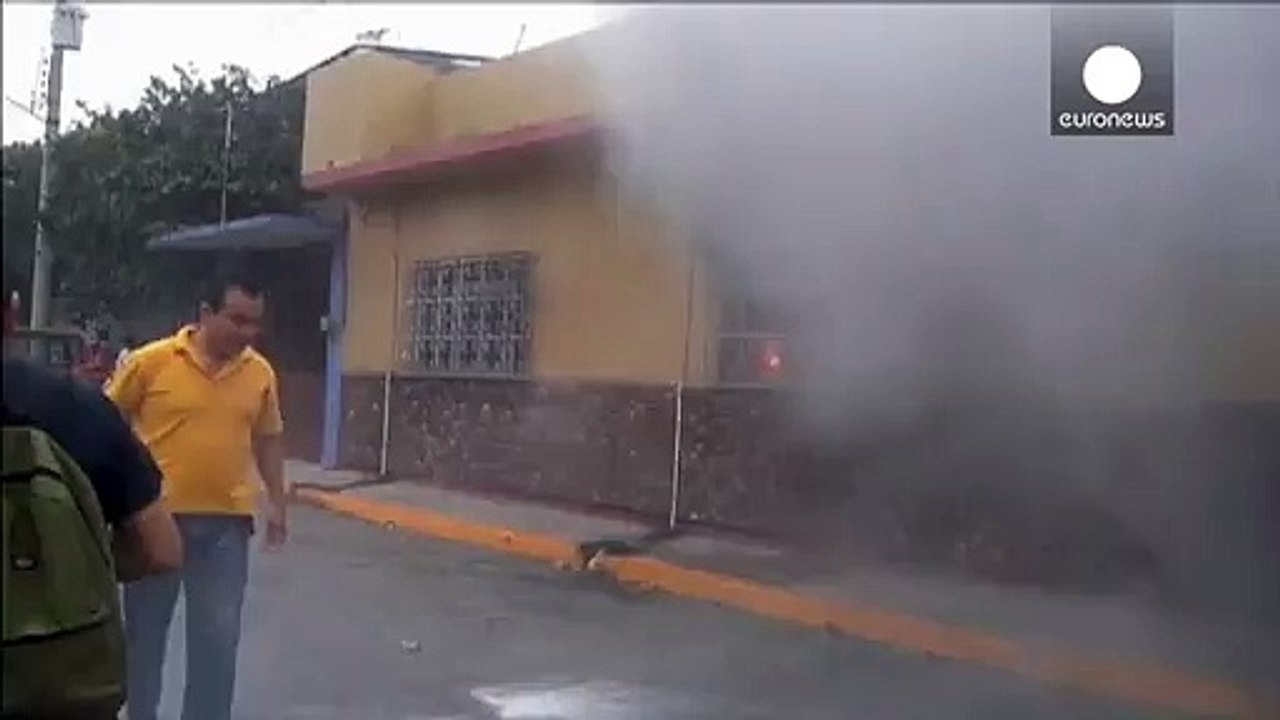 Mexiko: lehrer brandschatzen büro der wahlkommission