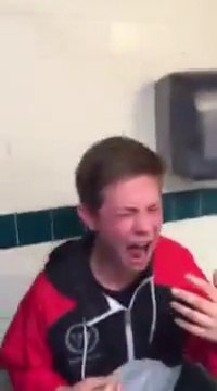 NON! Ne fais pas ça : avaler un piment, FAIL violent! Il fini en pleurs