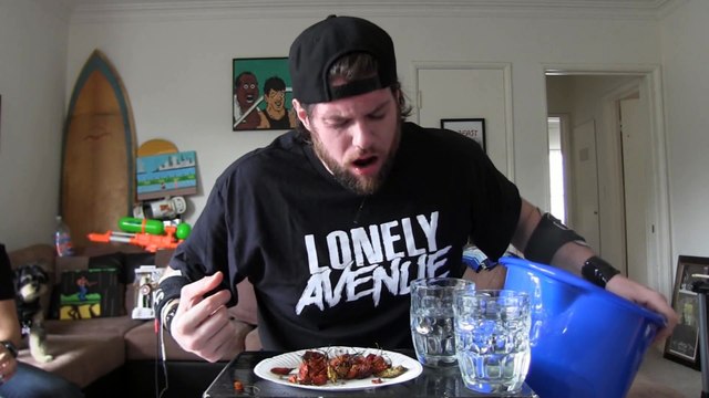 Manger 26 piments les plus fort du monde (Ghost pepper) puis vomir