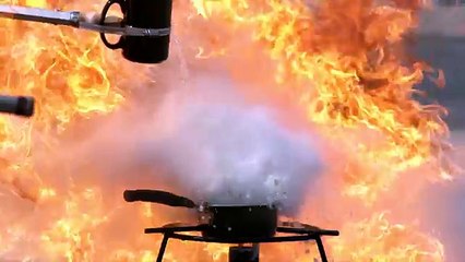 Ce qu’il ne faut surtout pas faire avec une casserole d’huile en feu !