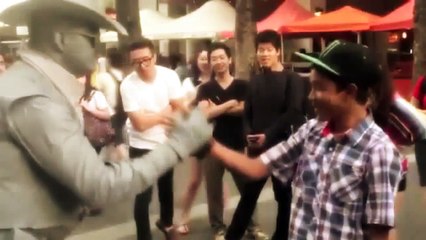 Estatua golpea a hombre por hacerse el chistoso (por pendejo)
