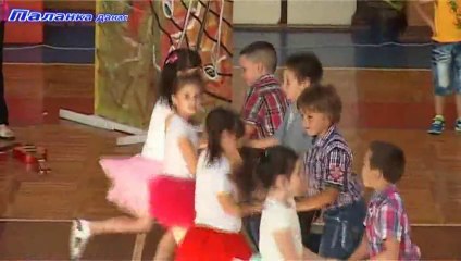 Smed. Palanka - Priredba predskolaca PU Cika Jova Zmaj u hali skole Vuk Karadzic 1.6.2015