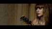 Taylor Swift joue de la guitare à Paris lors de son shooting
