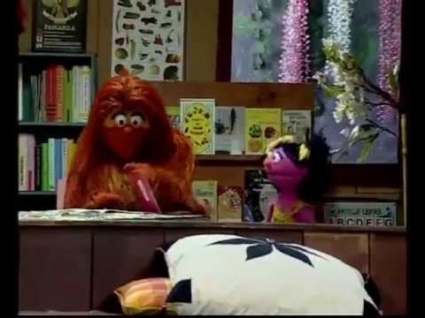 Jalan Sesama: Membacakan Buku Ke Putri