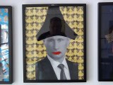 Французский художник изобразил Путина с женскими трусами на голове.  Мастерские художников на улице Риволи. Париж май 2015