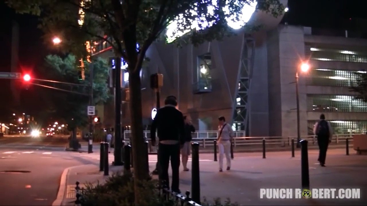 Un homme masqué fait peur aux passants en dansant comme michael Jackson