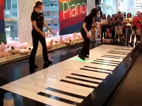 Jouer du piano avec ses pieds : Performance incroyable sur un piano géant - TOCCATA ET FUGUE EN RÉ MINEUR