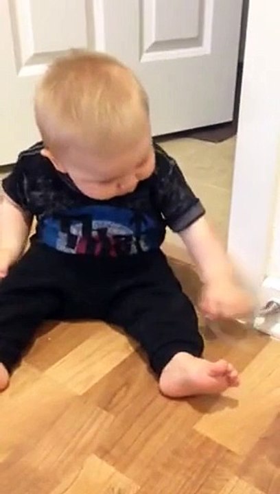 Ce bébé a trouvé son nouveau jouet préféré : l'arrête-porte