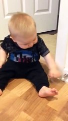 Ce bébé a trouvé son nouveau jouet préféré : l'arrête-porte