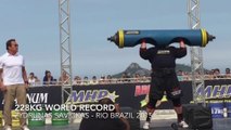 Zydrunas Savickas soulève 228kg devant Arnold Schwarzenegger : nouveau record du monde