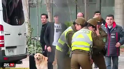 alexis sanchez amazing gesture to a fan