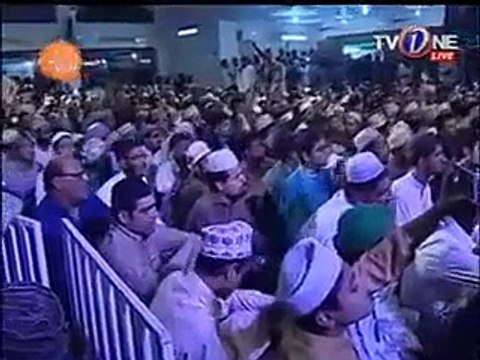 Mere Ghaus Piya Jilaani Manqabat by Muhammad Owais Raza Qadri on mehfil manajat 2015